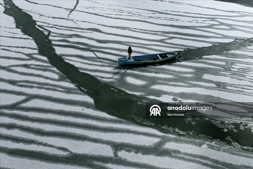 Beyşehir Gölü’nde balıkçılar, mesailerinde buzla mücadele ediyor