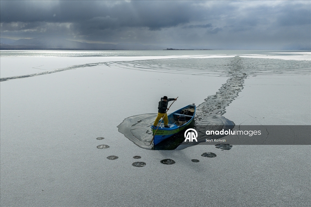 Beyşehir Gölü’nde balıkçılar, mesailerinde buzla mücadele ediyor