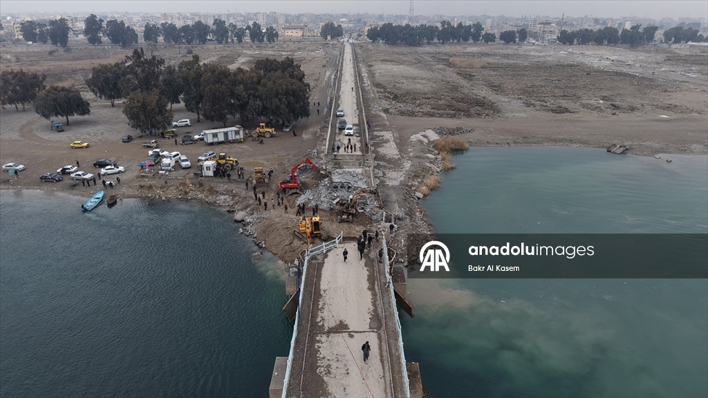 Suriye hükümeti, terör örgütü YPG'nin Rakka'da patlattığı köprüleri tadilata başladı