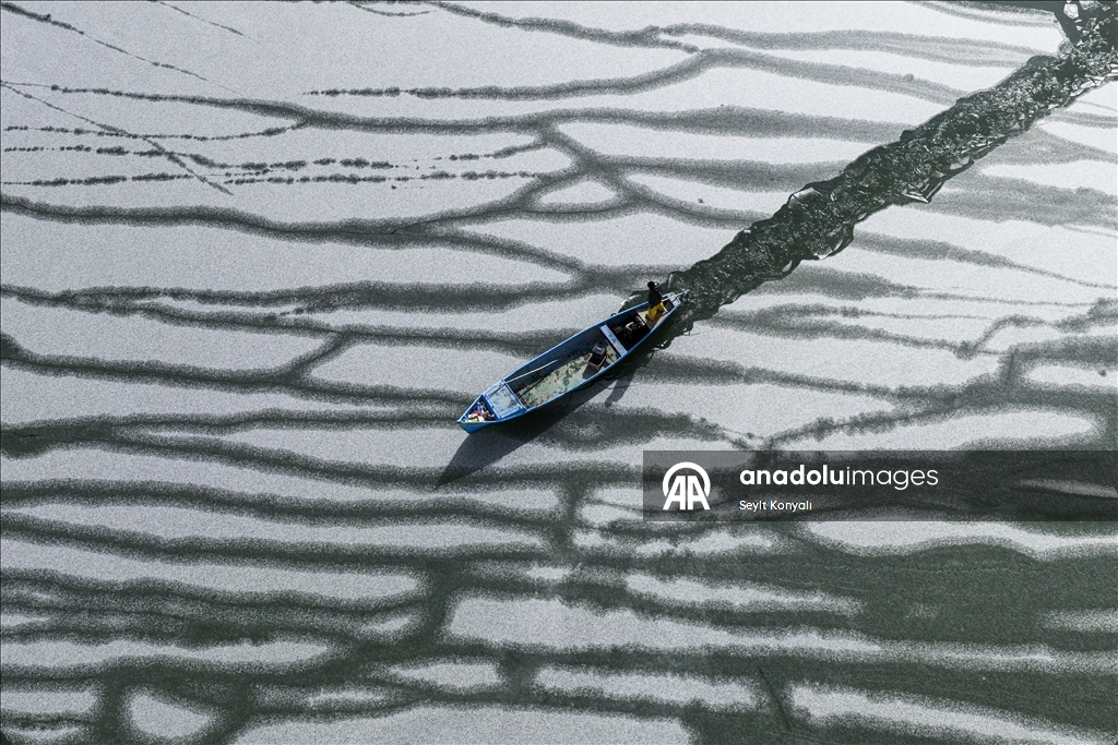 Masîgir li ser Gola Beyşehirê di nava cemedê da masî digirin