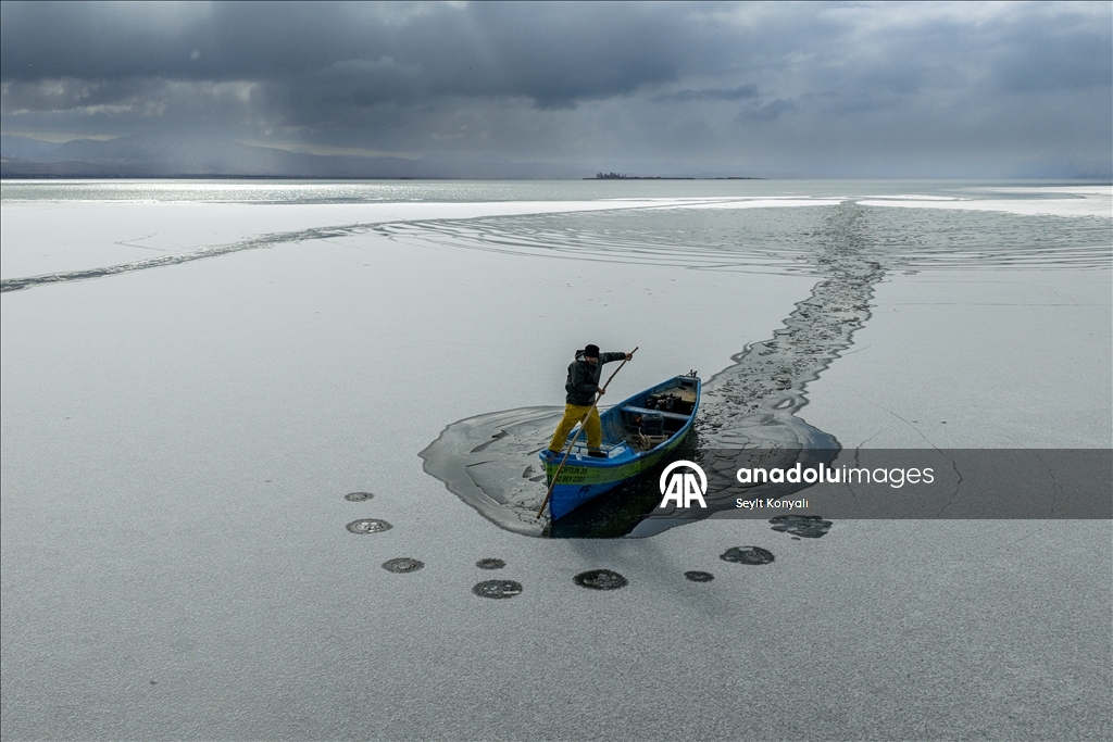 Masîgir li ser Gola Beyşehirê di nava cemedê da masî digirin