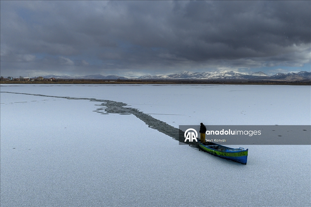 Masîgir li ser Gola Beyşehirê di nava cemedê da masî digirin