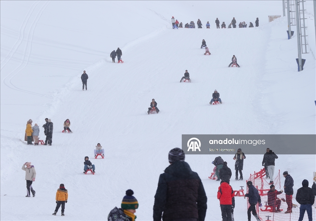 Li navenda xweşiqitandinê ya li Hekariyê bi betlaneya nîvê salê ra qerebalixî çêbû