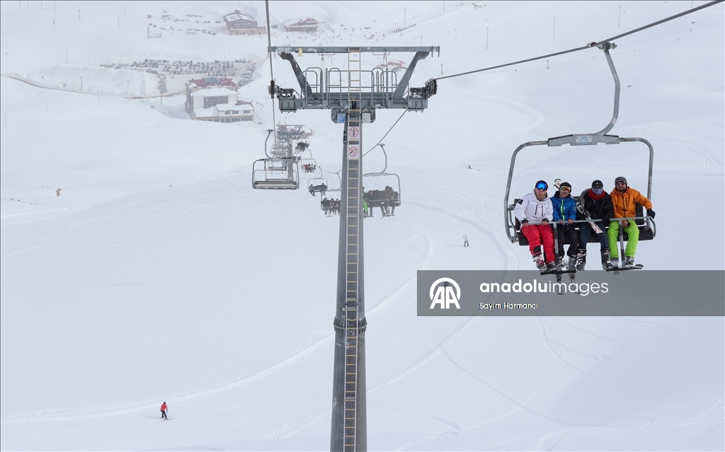 Li navenda xweşiqitandinê ya li Hekariyê bi betlaneya nîvê salê ra qerebalixî çêbû