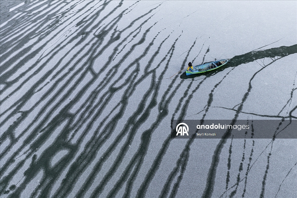 Beyşehir Gölü’nde balıkçılar, mesailerinde buzla mücadele ediyor