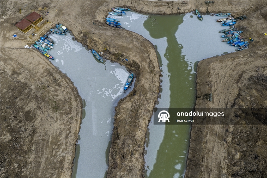 Masîgir li ser Gola Beyşehirê di nava cemedê da masî digirin