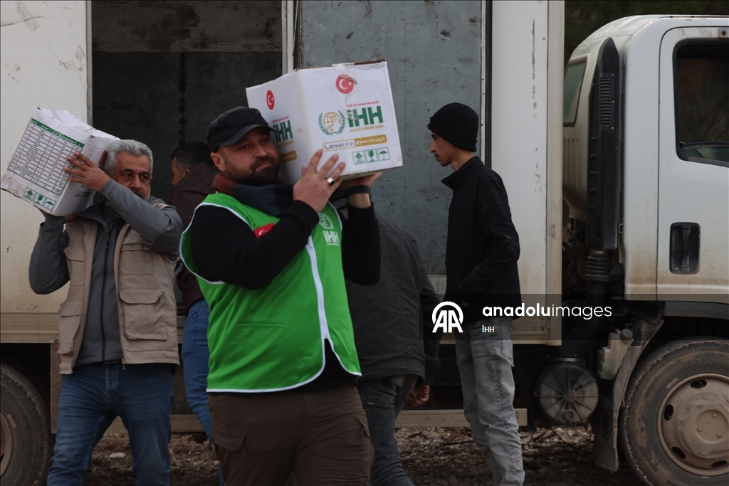 "الإغاثة التركية" تصل قرى عين العرب بالقوارب رغم حصار "قسد"