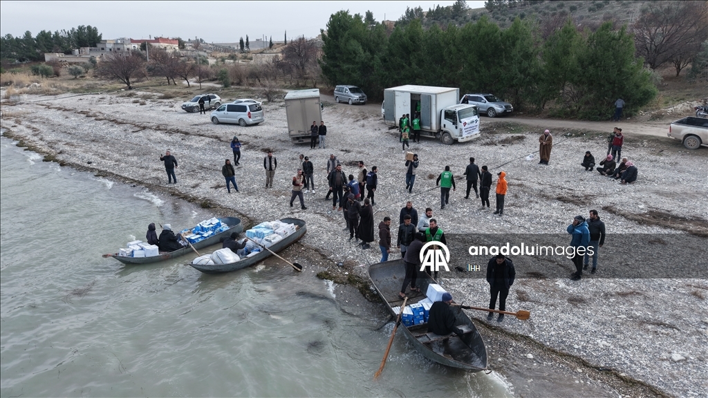 "الإغاثة التركية" تصل قرى عين العرب بالقوارب رغم حصار "قسد"