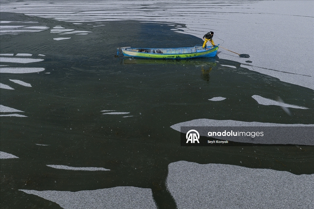 Beyşehir Gölü’nde balıkçılar, mesailerinde buzla mücadele ediyor