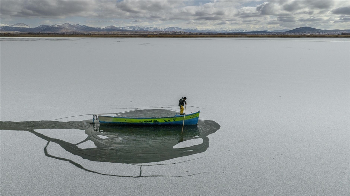 Beyşehir Gölü’nde balıkçılar, mesailerinde buzla mücadele ediyor