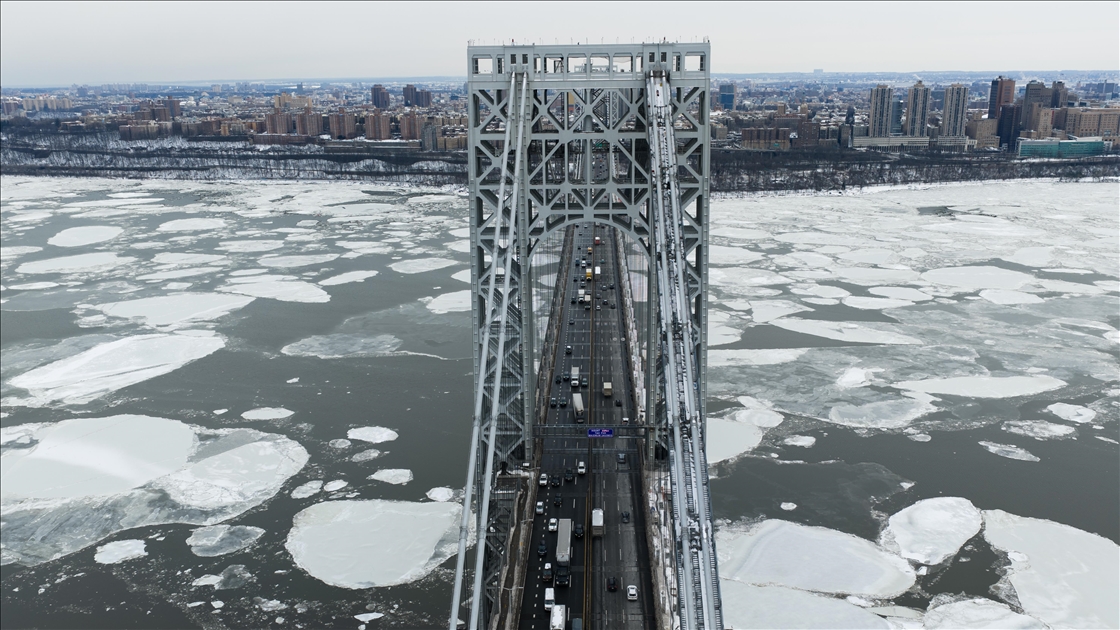 New York’ta dondurucu soğuklar Hudson Nehri’ni kısmen dondurdu