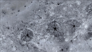 Gümüşören Barajı'nda soğuğun etkisiyle oluşan ve göz bebeklerine benzeyen buz oluşumları görüntülendi