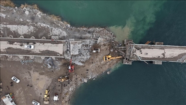 Suriye hükümeti, terör örgütü YPG'nin Rakka'da patlattığı köprüleri tadilata başladı