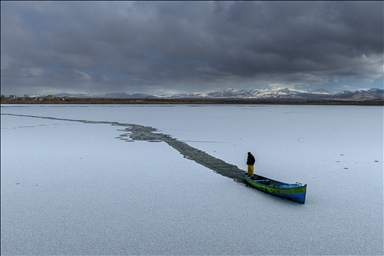 Masîgir li ser Gola Beyşehirê di nava cemedê da masî digirin
