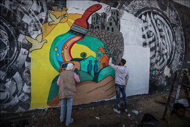 Художники из Газы показали решимость к сопротивлению через граффити «От руин к жизни»