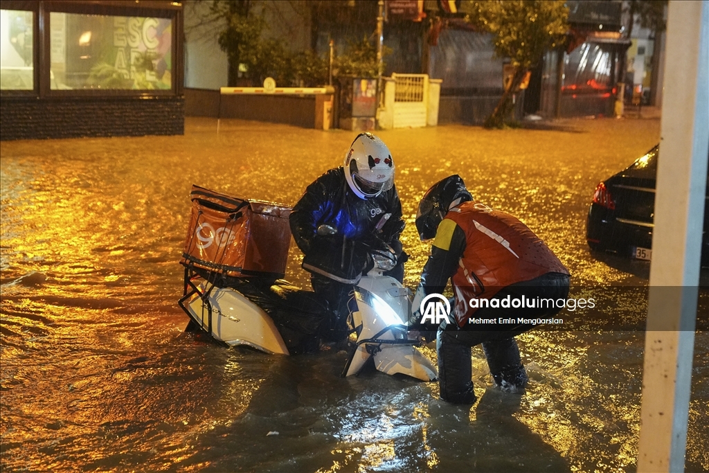 İzmir'de kuvvetli sağanak ve fırtına yaşamı olumsuz etkiledi