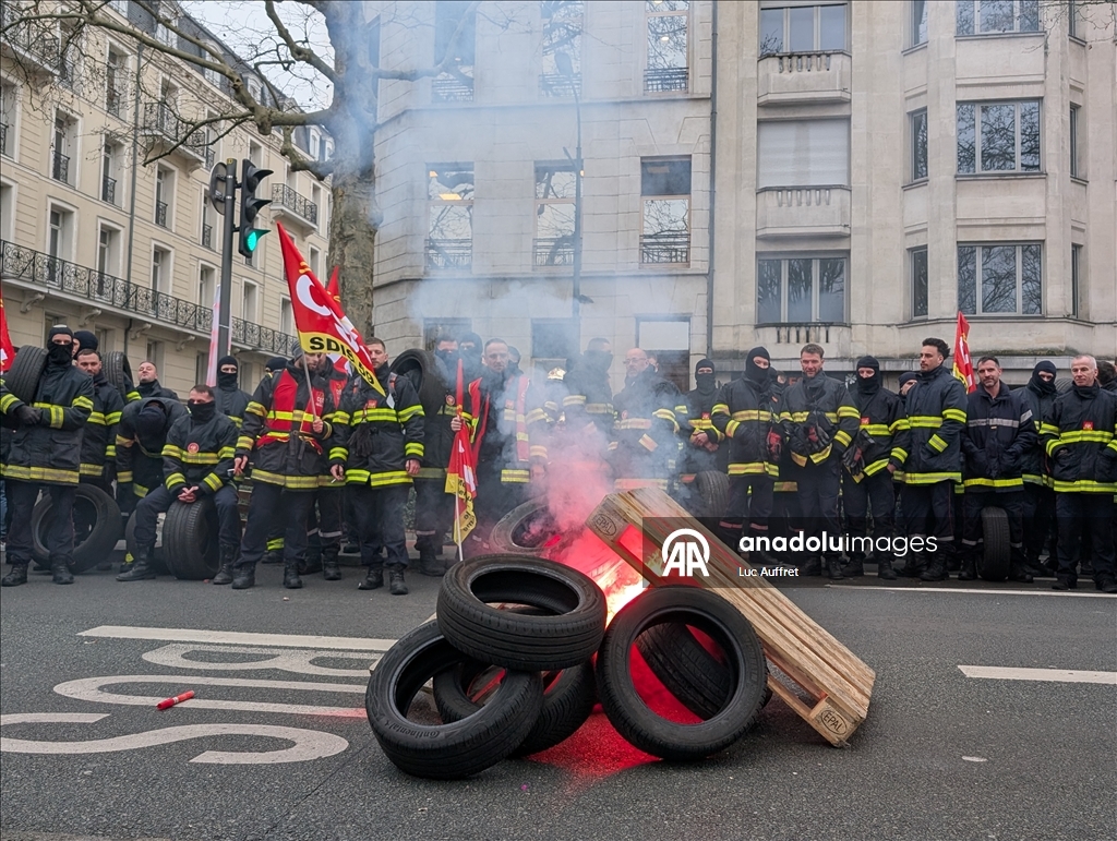 فرنسا.. مئات "رجال الإطفاء" يتظاهرون احتجاجاً على ظروف العمل