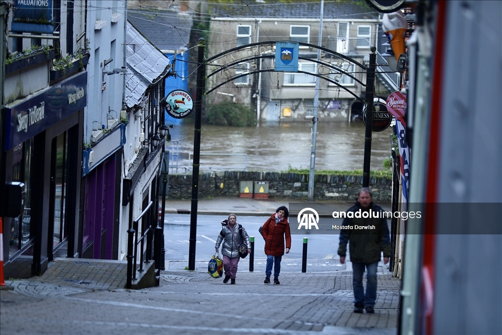 B Ирландии десятки домов и торговых точек затопило из-за шторма