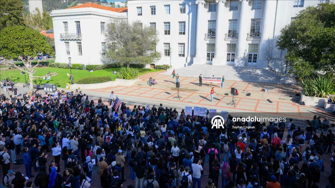 Öğrenciler UC Berkeley'de ICE karşıtı protesto için bir araya geldi