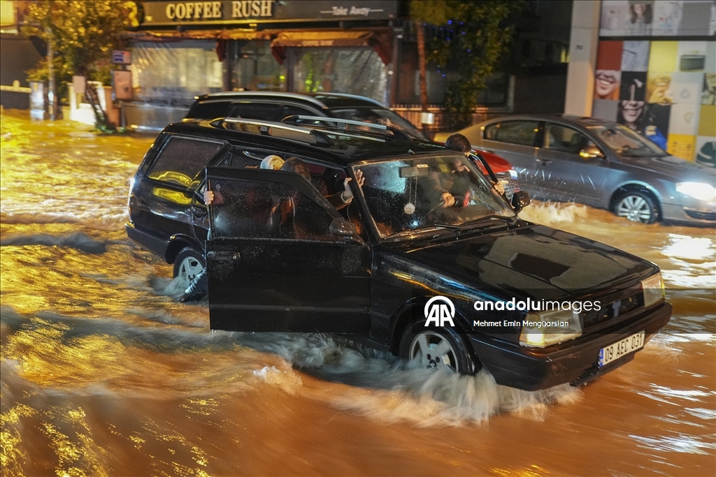 İzmir'de kuvvetli sağanak ve fırtına yaşamı olumsuz etkiledi