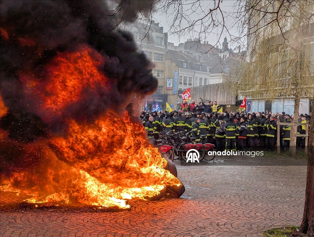 Firefighters protest over staff shortages and poor working conditions in Lille