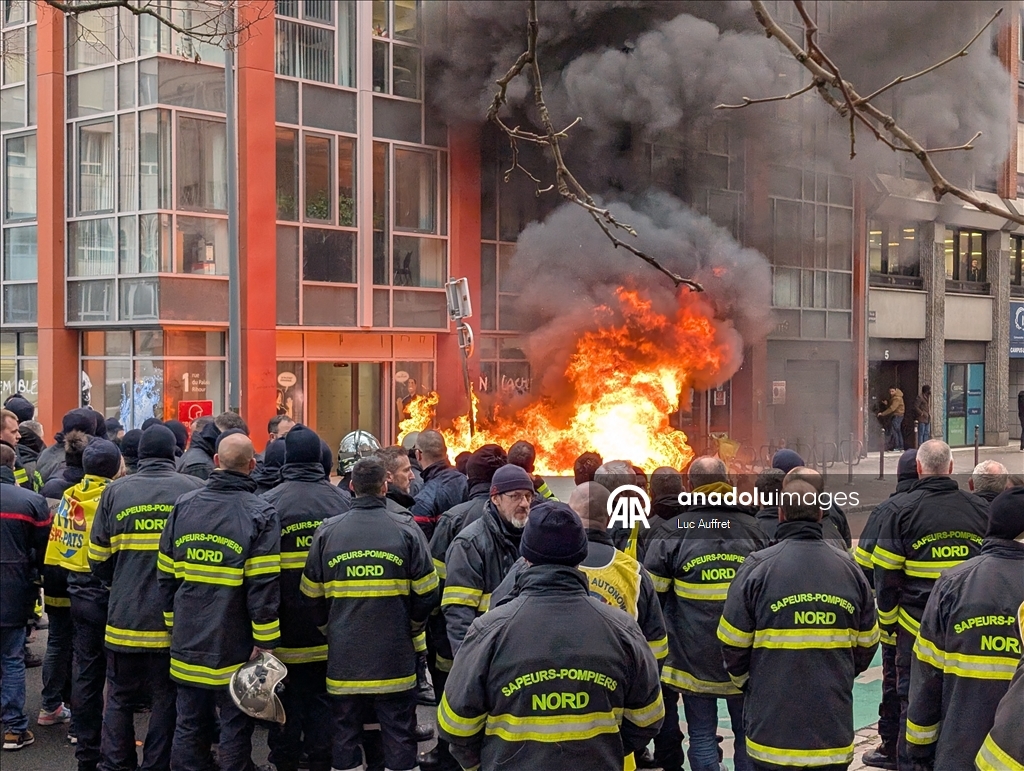 Firefighters protest over staff shortages and poor working conditions in Lille