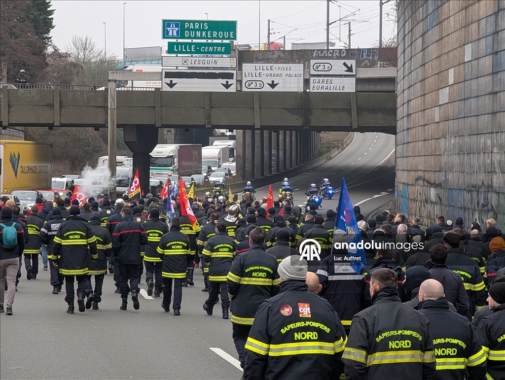 فرنسا.. مئات "رجال الإطفاء" يتظاهرون احتجاجاً على ظروف العمل