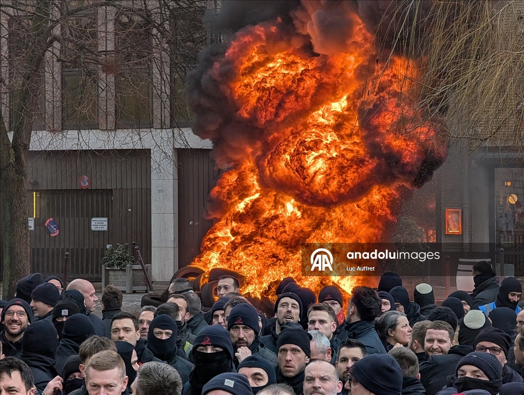 Fransa’nın Lille kentinde itfaiyeciler protesto düzenledi