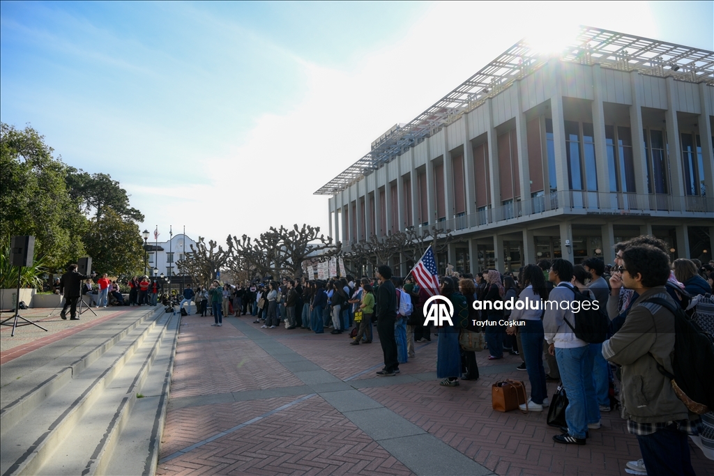 Öğrenciler UC Berkeley'de ICE karşıtı protesto için bir araya geldi 4