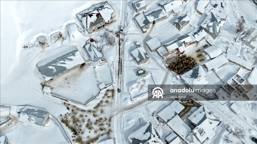 Süphan Dağı eteğindeki karla kaplı köylerde kış şartları yaşamı zorlaştırıyor