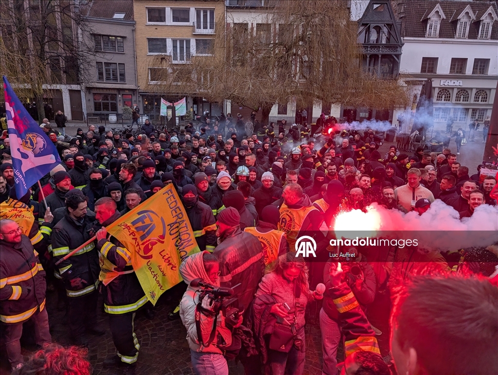 Firefighters protest over staff shortages and poor working conditions in Lille