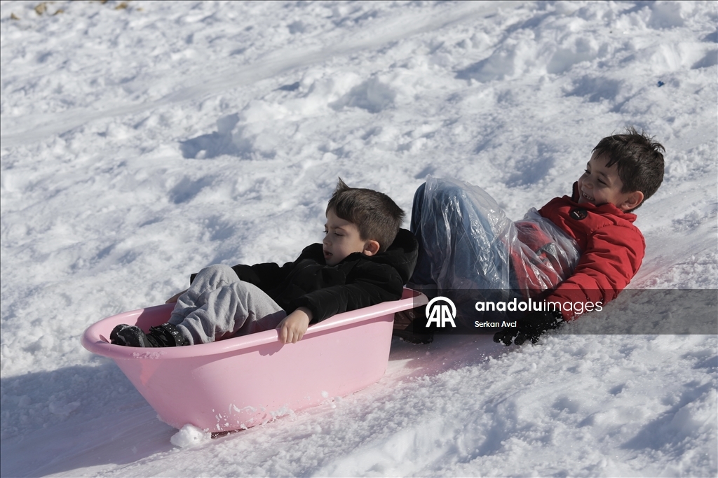 Mersin'in beyaza bürünen Sertavul Yaylası tatildeki çocukları ağırlıyor