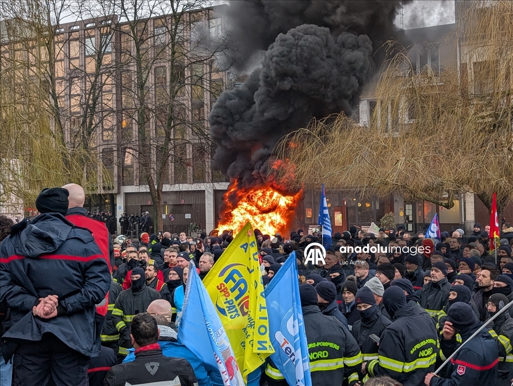 Firefighters protest over staff shortages and poor working conditions in Lille
