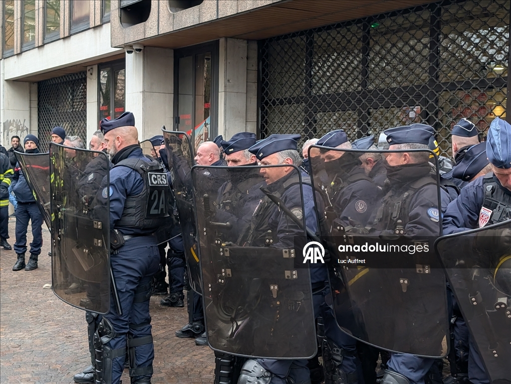Fransa’nın Lille kentinde itfaiyeciler protesto düzenledi