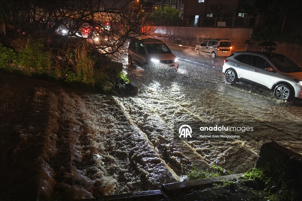 İzmir'de kuvvetli sağanak ve fırtına yaşamı olumsuz etkiledi
