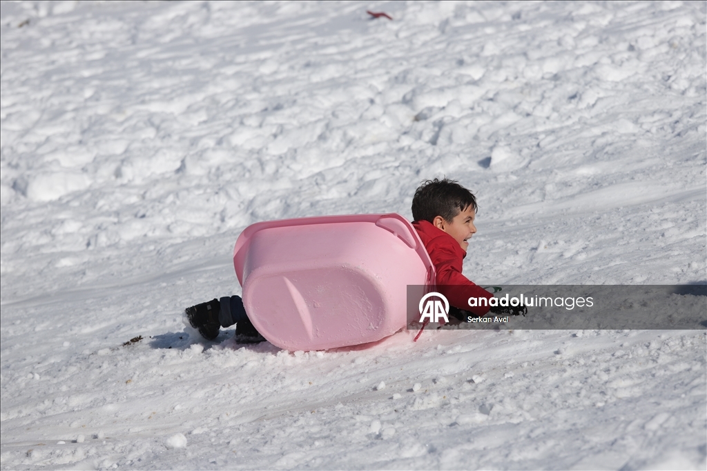 Mersin'in beyaza bürünen Sertavul Yaylası tatildeki çocukları ağırlıyor