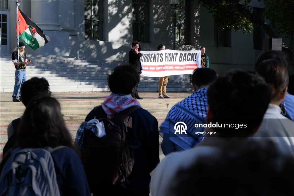 Öğrenciler UC Berkeley'de ICE karşıtı protesto için bir araya geldi 5