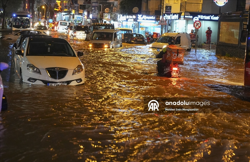 İzmir'de kuvvetli sağanak ve fırtına yaşamı olumsuz etkiledi