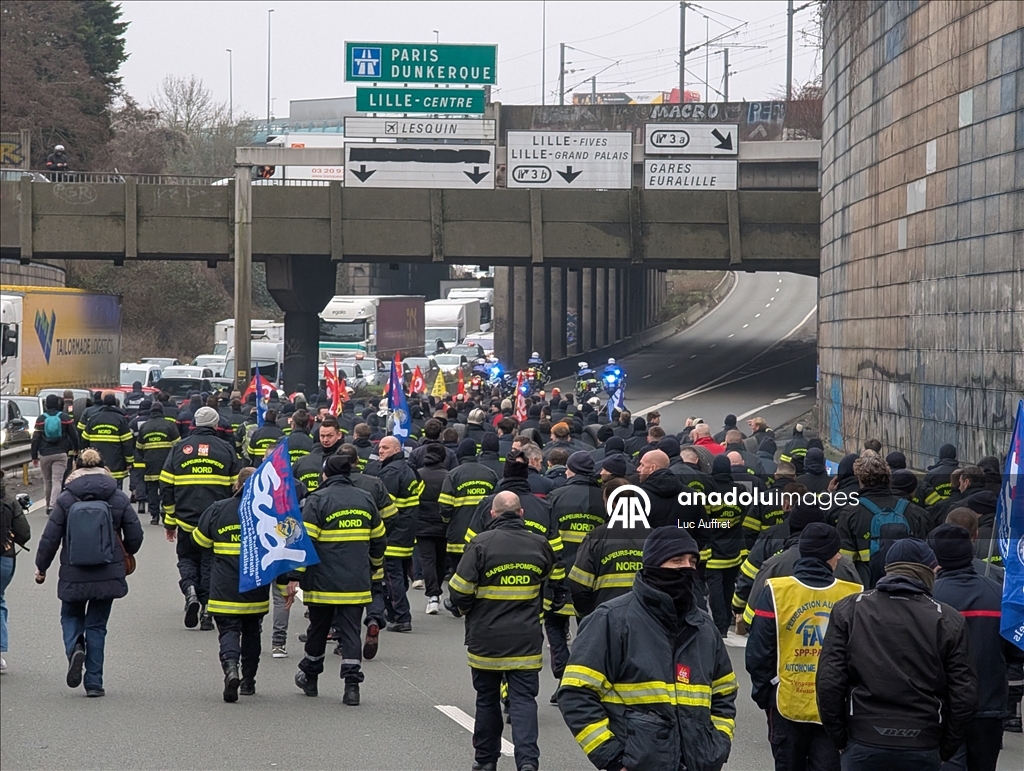 Firefighters protest over staff shortages and poor working conditions in Lille