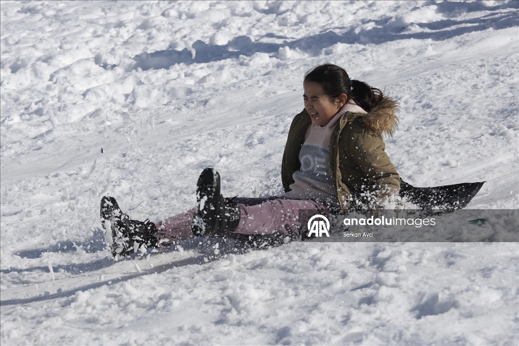 Mersin'in beyaza bürünen Sertavul Yaylası tatildeki çocukları ağırlıyor