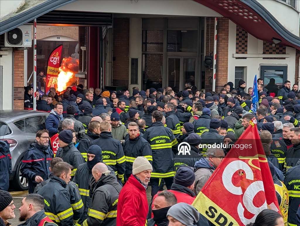 Firefighters protest over staff shortages and poor working conditions in Lille