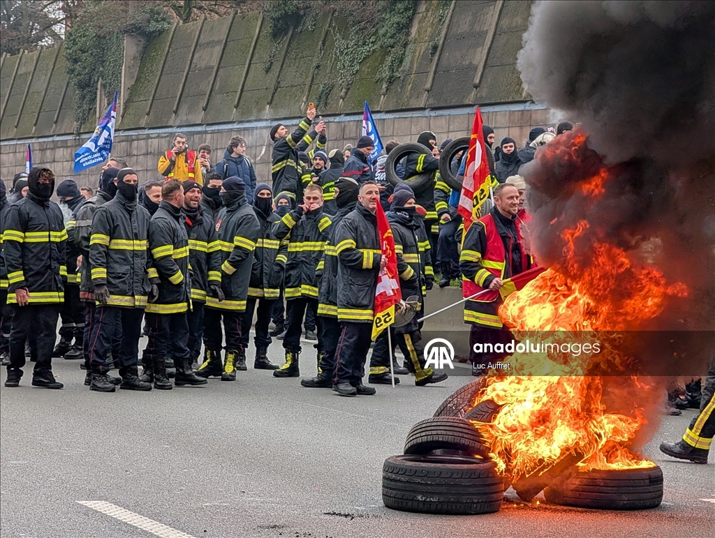 Firefighters protest over staff shortages and poor working conditions in Lille