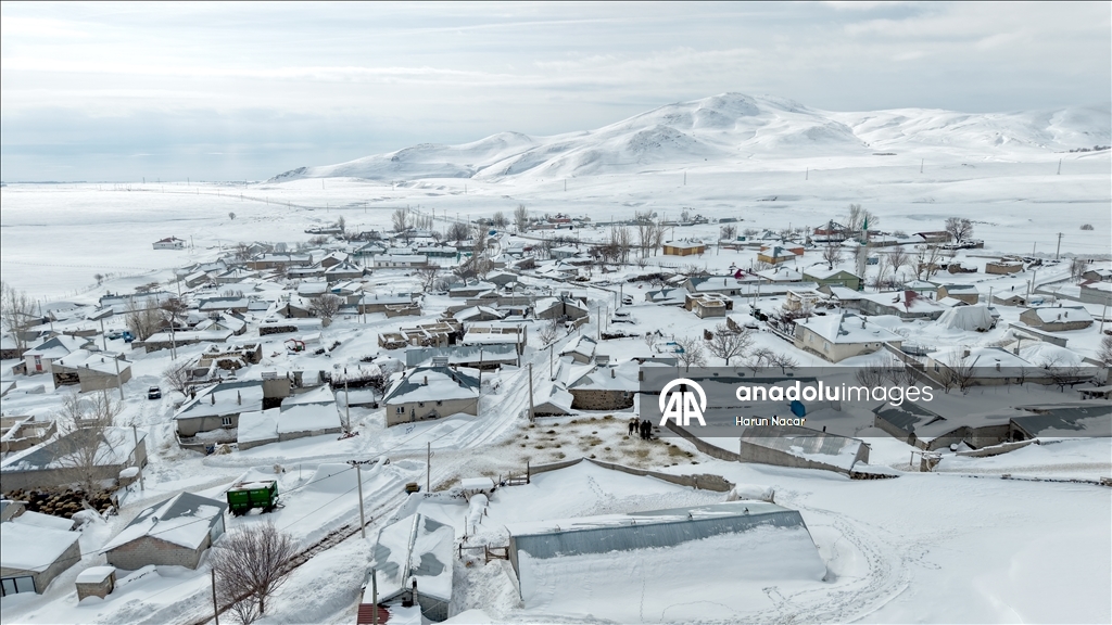 Süphan Dağı eteğindeki karla kaplı köylerde kış şartları yaşamı zorlaştırıyor