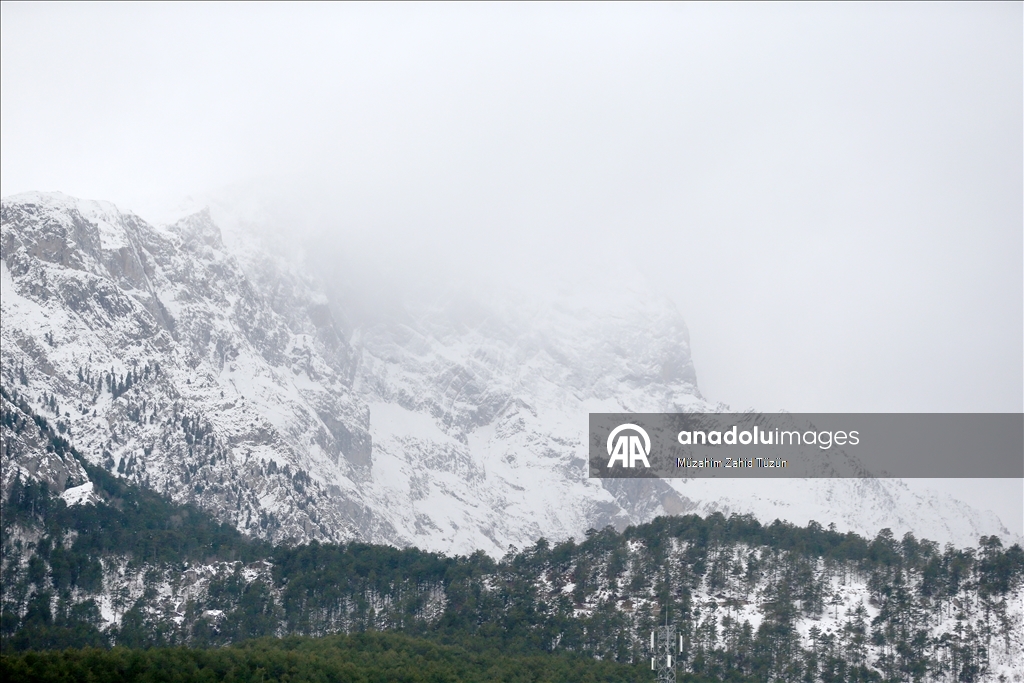 Снежную красоту в районе Аладаглар запечатлели с дрона