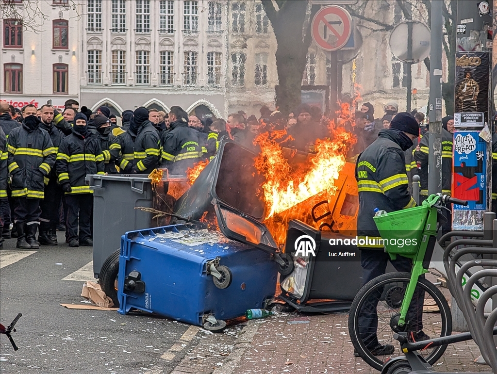 Fransa’nın Lille kentinde itfaiyeciler protesto düzenledi
