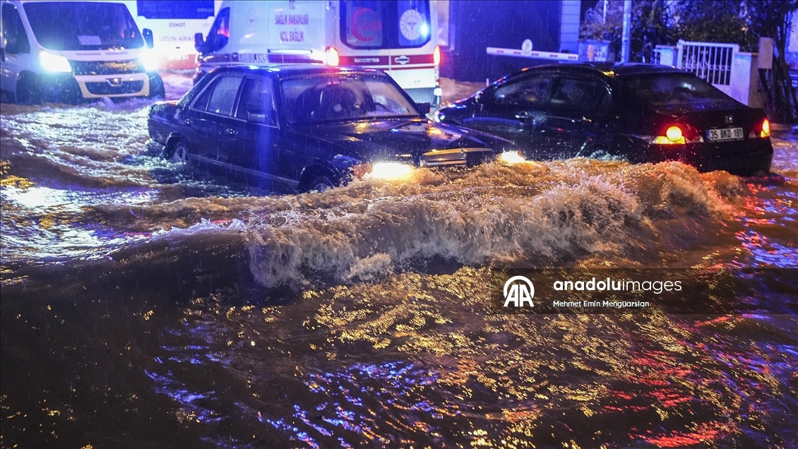 İzmir'de kuvvetli sağanak ve fırtına yaşamı olumsuz etkiledi