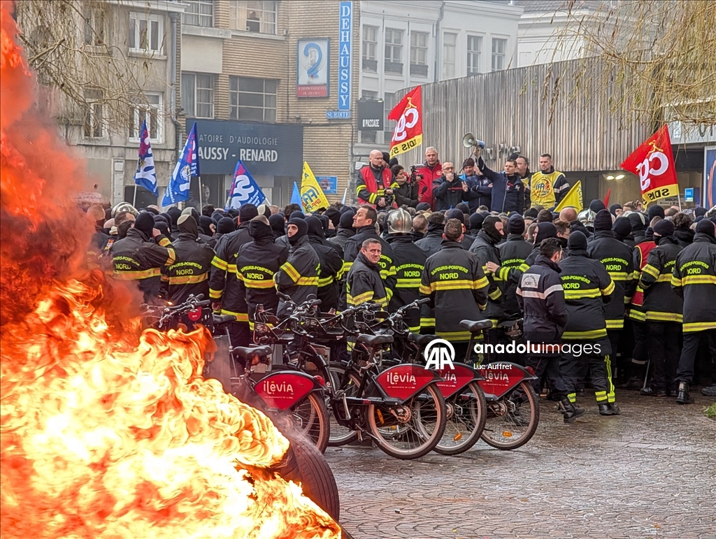 فرنسا.. مئات "رجال الإطفاء" يتظاهرون احتجاجاً على ظروف العمل
