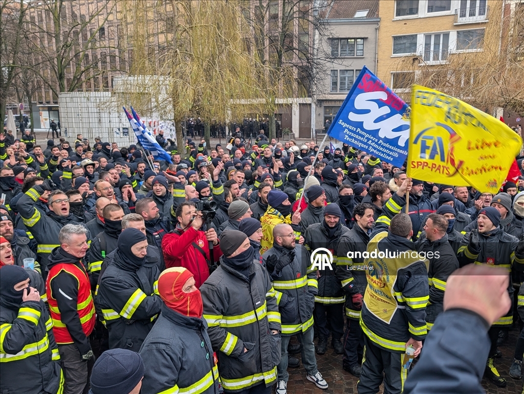 Firefighters protest over staff shortages and poor working conditions in Lille