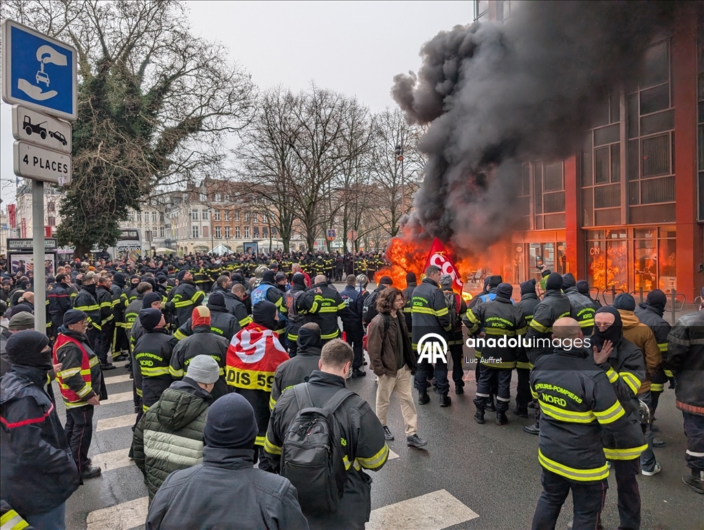 Firefighters protest over staff shortages and poor working conditions in Lille
