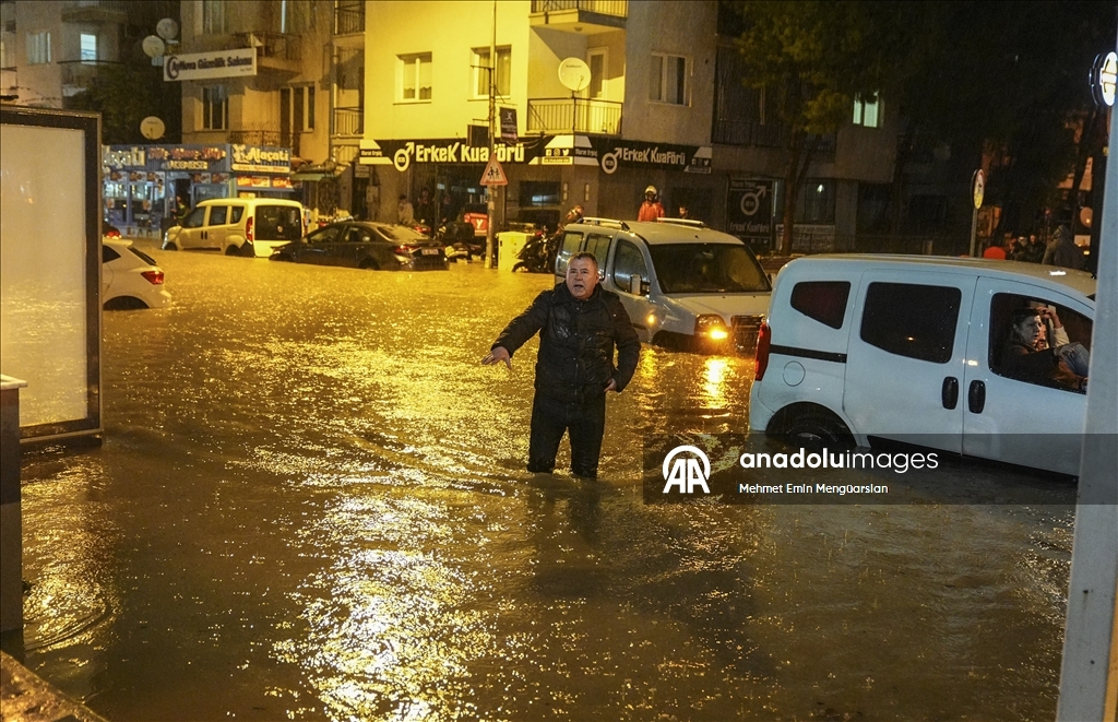 İzmir'de kuvvetli sağanak ve fırtına yaşamı olumsuz etkiledi